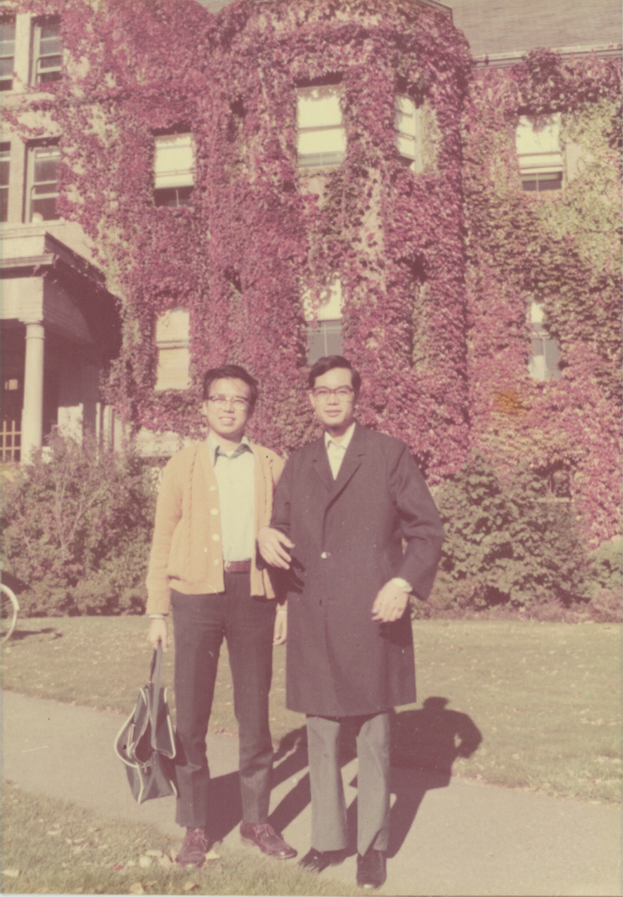 蘇其康（右）一九七三年與同窗羅青攝於華盛頓大學。